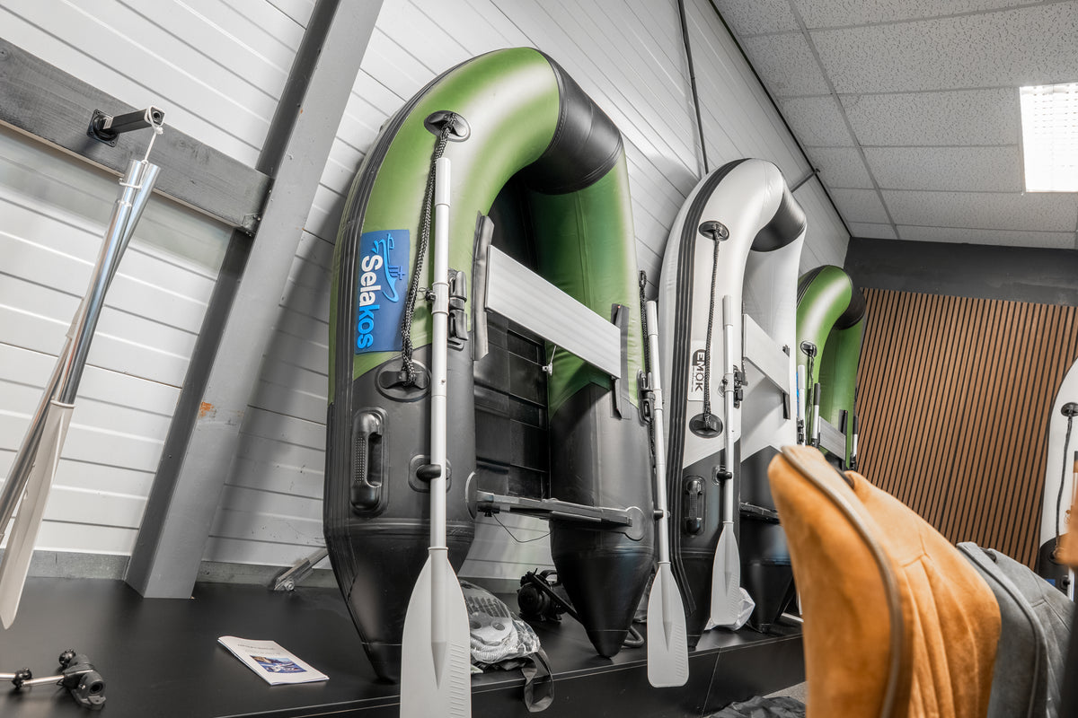 Groene en grijze Selakos rubberboten rechtop in de showroom van Rubberbotenwinkel.nl in Herwen